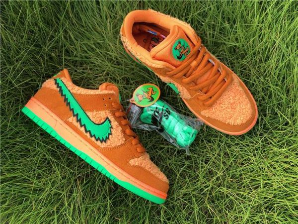 Grateful Dead Nike SB Dunk Low with green shoelace